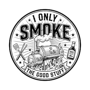 Puede incluir: Gráfico circular en blanco y negro con el texto "I Only Smoke The Good Stuff". La imagen presenta un ahumador, una botella de salsa BBQ, una espátula y unas pinzas. El diseño está rodeado de estrellas y una pancarta.