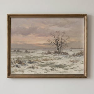 Könnte beinhalten: Ein Landschaftsgemälde in einem goldenen Rahmen, das ein schneebedecktes Feld unter einem bewölkten, gedämpften Himmel zeigt. Ein einzelner kahler Baum steht in der Mitte der Komposition, mit niedrigem Gestrüpp und einem Horizont.