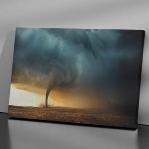 Op de afbeelding: Een rechthoekige canvas print met een dramatisch landschap met een donkere, wervelende tornadotrechter die neerdaalt uit zware, stormachtige wolken boven een vlak, goudbruin veld onder een sombere lucht met gouden lichtinval.