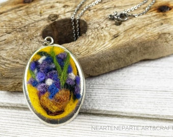 Collana da donna con ciondolo di lana con vaso di iris blu di Van Gogh
