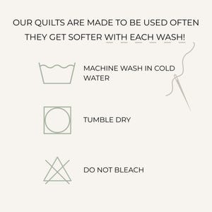 以下が含まれることがあります： キルトの取り扱い説明グラフィック。テキスト：OUR QUILTS ARE MADE TO BE USED OFTEN THEY GET SOFTER WITH EACH WASH! 冷水での洗濯機洗い、タンブル乾燥、漂白剤使用不可のアイコンと、針と糸のイラストが含まれています。