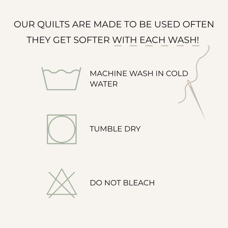 以下が含まれることがあります： キルトの取り扱い説明グラフィック。テキスト：OUR QUILTS ARE MADE TO BE USED OFTEN THEY GET SOFTER WITH EACH WASH! 冷水での洗濯機洗い、タンブル乾燥、漂白剤使用不可のアイコンと、針と糸のイラストが含まれています。