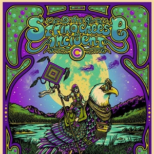 Puede incluir: Un cartel colorido que anuncia un festival de música llamado "The String Cheese Incident" en el Dillon Amphitheater en Dillon, Colorado, del 13 al 14 de julio de 2021. El cartel presenta una ilustración caprichosa de una persona montando una gran criatura parecida a un pájaro.