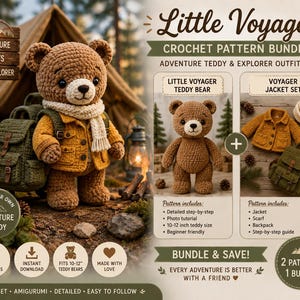 Op de afbeelding: Een Little Voyager haakpatroonbundel met een amigurumi teddybeer die een geel jasje, witte sjaal en groene rugzak draagt. De set bevat instructies voor de beer, het jasje, de sjaal en de rugzak, geschikt voor beren van 25-30 cm groot.