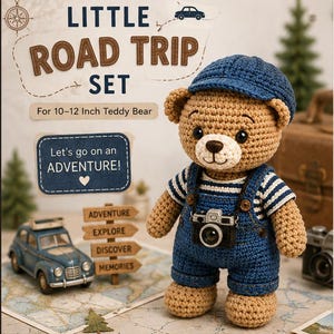 Op de afbeelding: Een gehaakte beige teddybeer met een blauwe pet, blauwe tuinbroek en een gestreept shirt, met een kleine zwarte camera om de nek. De tekst luidt LITTLE ROAD TRIP SET, For 10-12 Inch Teddy Bear, Let's go on an ADVENTURE!, ADVENTURE, EXPLORE, DISCOVER, MEMORIES.