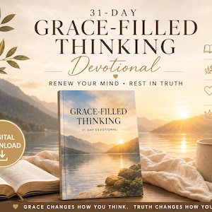 Könnte beinhalten: Ein Andachtsbuch mit dem Titel "Grace-Filled Thinking" mit einer ruhigen See- und Berglandschaft auf dem Cover. Das Bild enthält ein offenes Buch, eine Tasse und den Text "Erneuere deinen Geist, ruhe in der Wahrheit". Digitaler Download verfügbar.