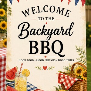 Puede incluir: Un letrero rectangular vertical con el texto WELCOME TO THE Backyard BBQ GOOD FOOD GOOD FRIENDS GOOD TIMES. El diseño incluye ilustraciones en acuarela de banderines rojos y azules, una cesta de picnic, girasoles, sandía y limonada.