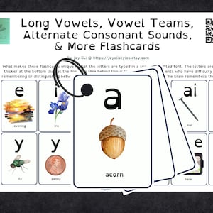 Puede incluir: Un conjunto de tarjetas de memoria para enseñar fonética. Las tarjetas presentan ilustraciones de una bellota, una puesta de sol de la tarde, una flor de iris, un monociclo, una mosca, un centavo, un clavo, una olla de barro y pies. Las tarjetas también presentan las letras a, e, i, u, y, ai, ay y ee.