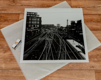 Fotografía analógica de una sola pieza: "Historia de amor en las vías del tren".