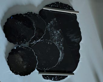 Dienblad van zwarte agaathars met gebroken glas en bijpassende set onderzetters, zilverkleurige acrylgeschilderde randen