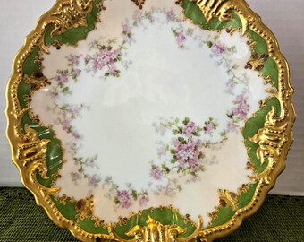 Piatto antico in porcellana di Limoges, Francia, dipinto a mano, con decorazione floreale rosa e bordo dorato in rilievo/stile vittoriano.