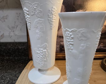 Par de jarrones de pedestal de vidrio opalino vintage con diseño de uvas