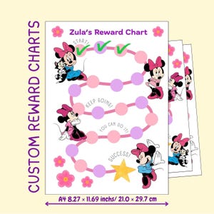 Peut inclure: Un tableau de récompenses personnalisé intitulé Zula's Reward Chart avec des illustrations de Minnie Mouse, des marqueurs de progression circulaires roses et violets, des coches vertes et des fleurs. Il mesure 21,0 par 29,7 cm et inclut du texte.