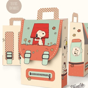 Può includere: Sacchetto regalo in carta a forma di zaino, con base color crema, illustrazione di Snoopy e la sua cuccia rossa sulla patta frontale. Include un manico a scacchi, una cerniera stampata e motivi floreali. Il testo recita TEXTOS EDITABLES.
