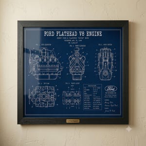 Puede incluir: Una impresión enmarcada con un dibujo técnico de patente en azul y blanco de un motor Ford Flathead V8. La obra muestra varias vistas del motor, especificaciones técnicas y el texto Ford Flathead V8 Engine, con fecha del 21 de abril de 1936, No. 2,041,637.