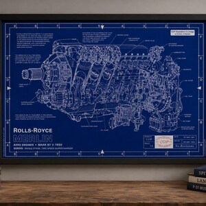 Può includere: Una stampa incorniciata di un progetto tecnico di un motore aeronautico Rolls-Royce Merlin su sfondo blu scuro. Il disegno presenta dettagli in linee bianche, etichette dei componenti e testo come Rolls-Royce Merlin Mark 61 V-1650.