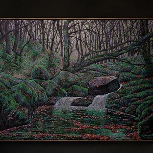 Puede incluir: Un cuadro rectangular enmarcado que representa una escena forestal con una pequeña cascada que cae sobre rocas cubiertas de musgo hacia un estanque oscuro. El suelo está cubierto de hojas rojas caídas y el fondo muestra troncos de árboles oscuros.