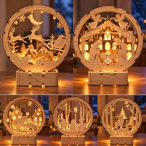 Könnte beinhalten: Fünf kreisförmige, beleuchtete Holzdekorationen mit filigranen Laserschnitt-Motiven. Die Szenen zeigen den Weihnachtsmann im Schlitten, eine Krippe, einen LKW mit Tannenbaum, Kinder beim Schneemannbauen und Hirsche in einem Wald.