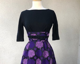 Vintage mid century wunderschönes Cocktailkleid Schwarze Wolle lila florale Tapersty Limited Editions Elliette Gr. S