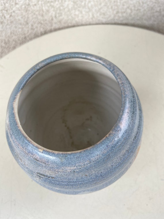 幾何学模様の現代アート陶器花瓶 ヴィンテージスタジオアート陶器花瓶：ライトブルー幾何学模様、サイン