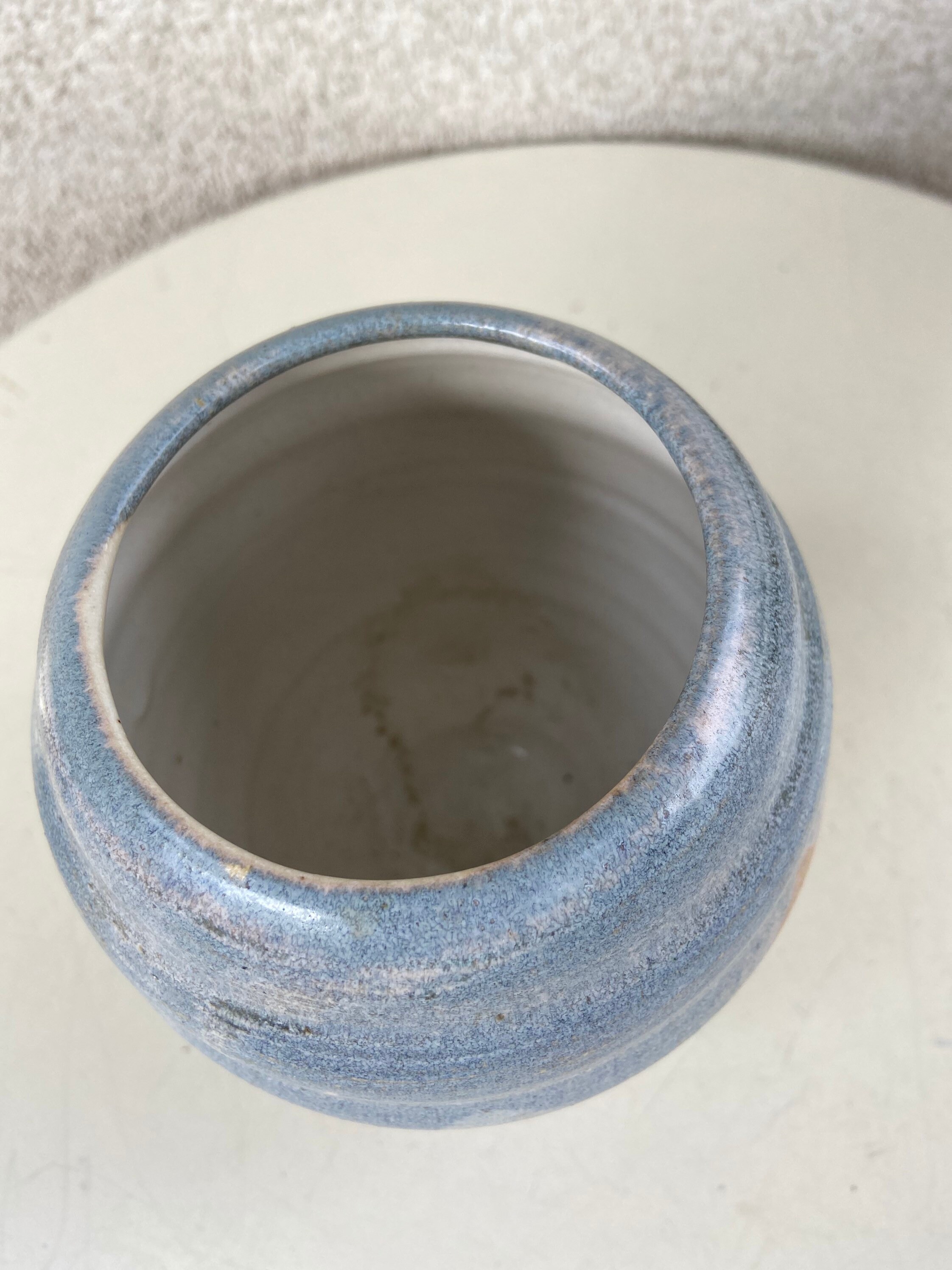 ヴィンテージスタジオアート陶器花瓶：ライトブルー幾何学模様、サイン