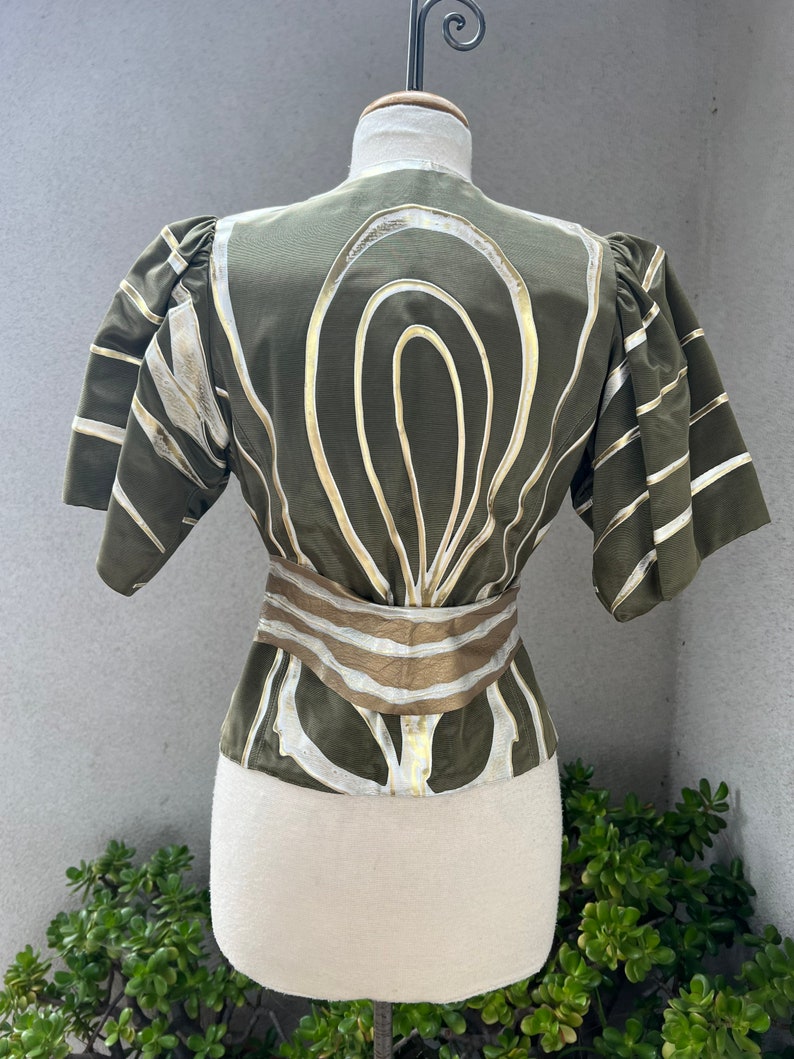 Chaqueta verde oliva con diseño vintage Art to Wear: cinturón de cuero pintado a mano, talla XS imagen 2