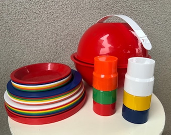 Zestaw piknikowy w stylu vintage, nowoczesny, plastikowy, okrągły, 6 kolorowych talerzyków, autorstwa Ingrid Chicago.