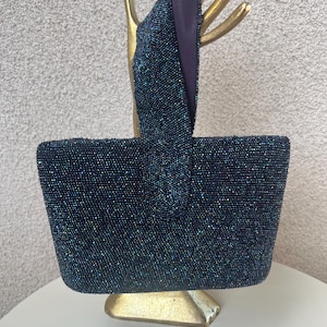 Precioso bolso de mano vintage con cuentas en tonos azul y morado forrado.