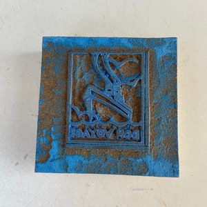Stampa tipografica vintage in linoleum The American Crayon Vo Wood con tema Bon Voyage e dimensioni della nave 2 1/4" x 1 3/4"