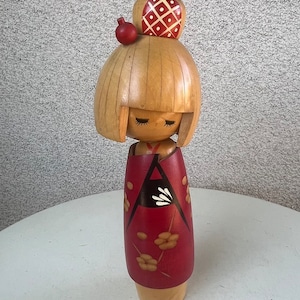 Bambola giapponese Kokeshi in legno vintage, ragazza, floreale rosso, 10" x 3,5"