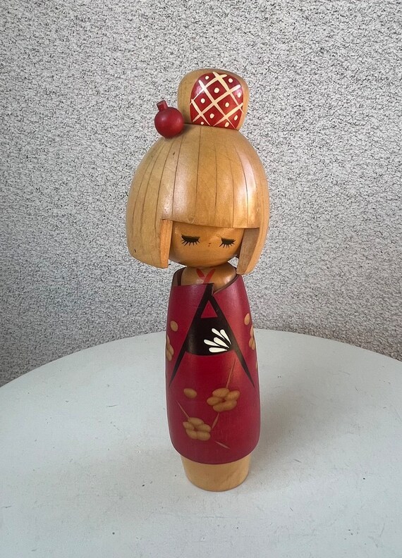 ヴィンテージ 日本のこけし 木製人形 女の子 赤い花柄 10インチ x 3.5 