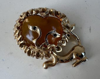 Vintage 60s pendant Jelly Belly lion theme gold tone amber lucite P&M Paris.