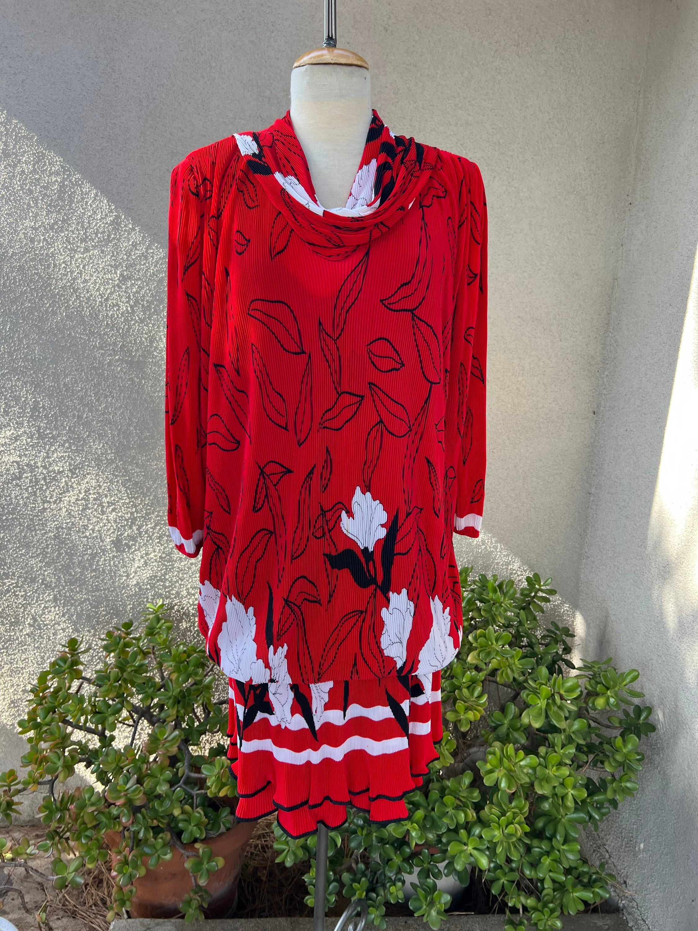 Vintage 80s micro pleat dress drop waist black red white floral Medium to Large by Virginie