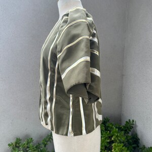 Chaqueta verde oliva con diseño vintage Art to Wear: cinturón de cuero pintado a mano, talla XS imagen 3