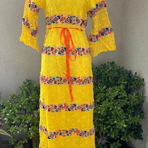 Vintage 1970s boho maxi dress yellow crochet lace floral embroidery Sz XS/S.