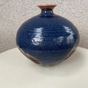 Vtg Studio Art Pottery Weed Pot Vase Blåbrun Glasyr 18 x 18 cm