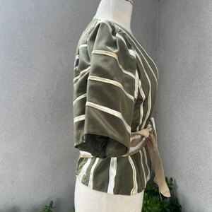 Chaqueta verde oliva con diseño vintage Art to Wear: cinturón de cuero pintado a mano, talla XS imagen 4