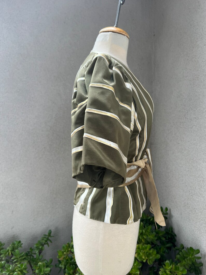 Chaqueta verde oliva con diseño vintage Art to Wear: cinturón de cuero pintado a mano, talla XS imagen 4