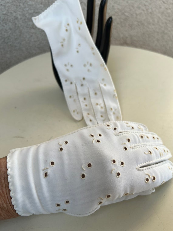 Vintage white formal gloves cotton eyelet sz 6 Go… - image 2