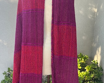 Bufanda envolvente boho vintage con flecos tejidos a mano en tonos morados rojos 76" x 19"