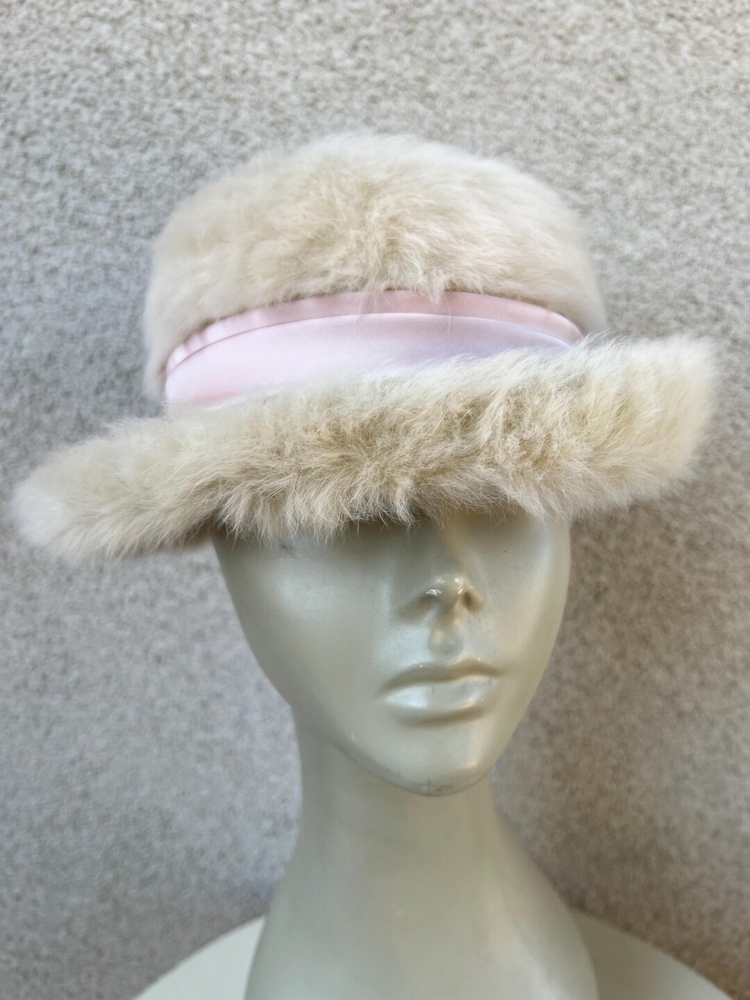 Vintage Fur Felt Bowler Hat: Beige Wool With Lilac Ribbon  display picture 1