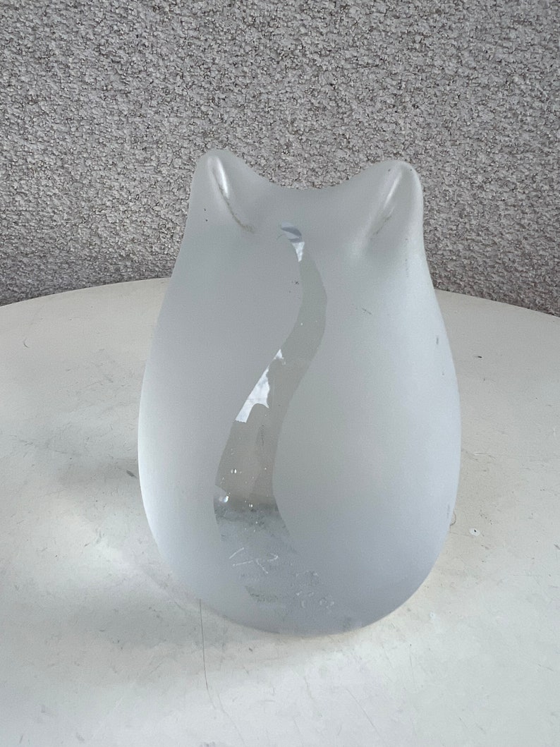 Vintage frosted glass cat paperweight signed JK 6/92 image 2