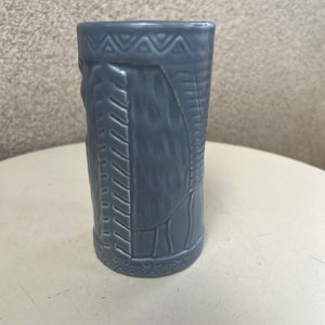Vintage hoge glanzende grijsblauwe tiki mok aardewerk keramiek van KC Co Ltd 2000 afbeelding 3