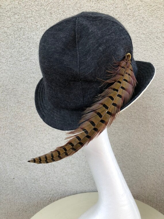 Vintage brim grey cream hat with long feather cott
