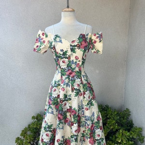 Vintage jaren 80 boho kleurrijke katoenen crèmekleurige bloemenjurk met aangehechte petticoat maat 5/6 XS van Roberta