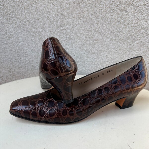 Vintage preppy heeled pumps brown press leather 8AAAA by Salvatore Ferragamo