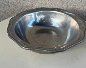 Vintage 1973 Wilton pewter grey tone medium bowl Queen Anne design size 9” x 2 3/4”