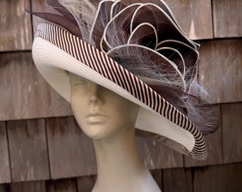 Sombrero de ala ancha vintage Whittall & Shon de paja sintética estilo derby de iglesia, blanco con lazo marrón, talla 22.5” 7 1/4.