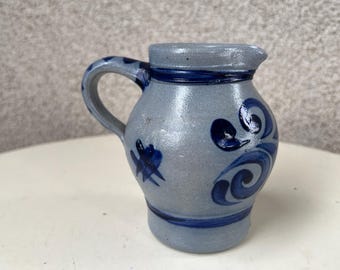 コバルトブルーの花が描かれたヴィンテージのミニチュア陶器製