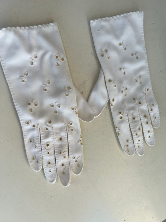 Vintage white formal gloves cotton eyelet sz 6 Go… - image 6